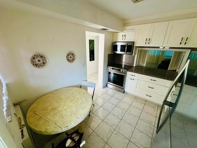 215 SE 3rd Avenue, Hallandale Beach, FL 33009