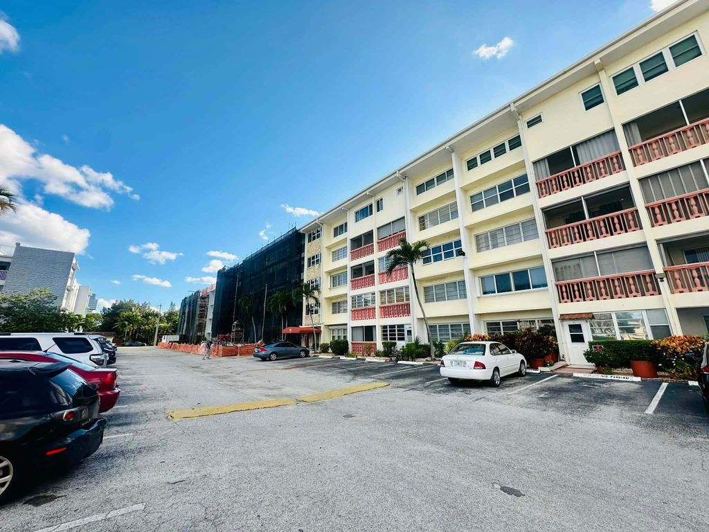 215 SE 3rd Avenue, Hallandale Beach, FL 33009