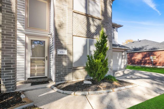 10901 N Spruce Drive N, La Porte, TX 77571