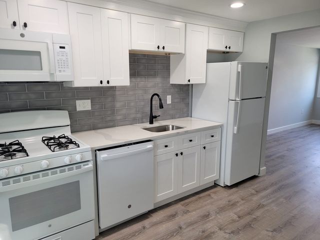 5 Lenox St 4, Lowell, MA 01852