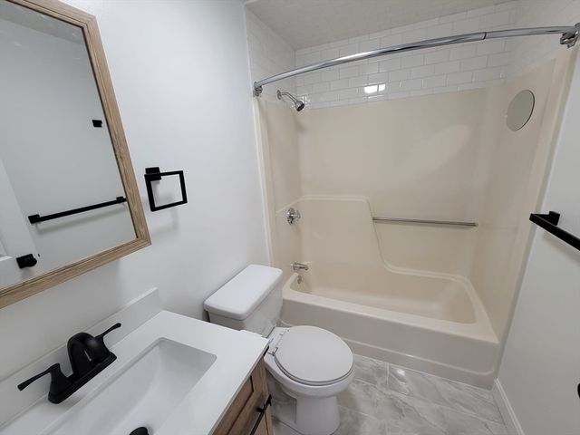 5 Lenox St 4, Lowell, MA 01852