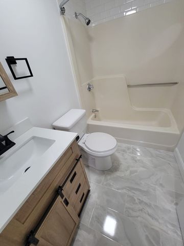 5 Lenox St 4, Lowell, MA 01852