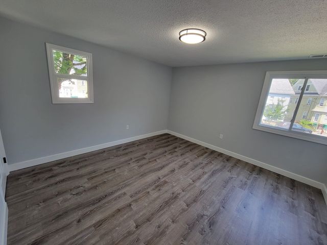 5 Lenox St 4, Lowell, MA 01852
