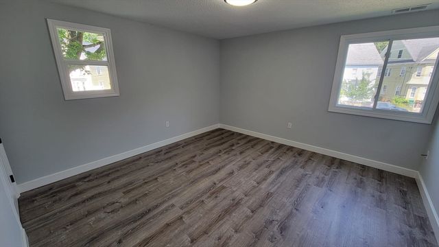 5 Lenox St 4, Lowell, MA 01852