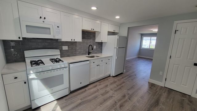 5 Lenox St 4, Lowell, MA 01852