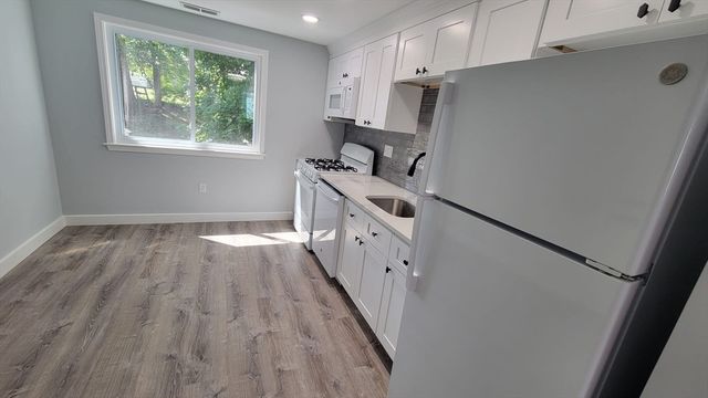 5 Lenox St 4, Lowell, MA 01852
