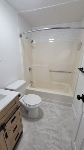 5 Lenox St 4, Lowell, MA 01852