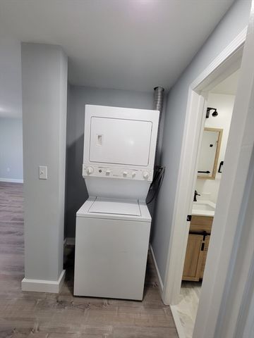 5 Lenox St 4, Lowell, MA 01852