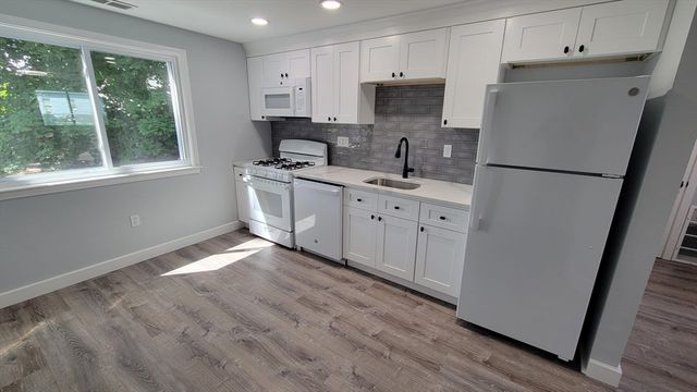 5 Lenox St 4, Lowell, MA 01852