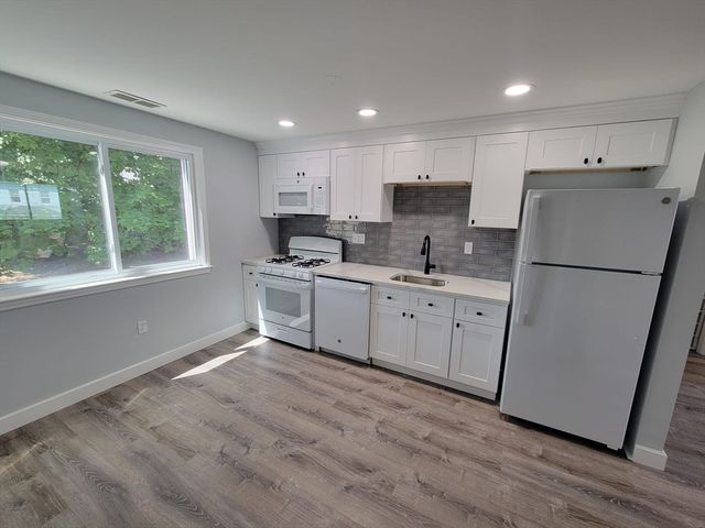 5 Lenox St 4, Lowell, MA 01852