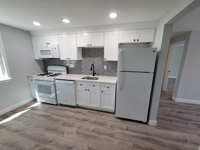 5 Lenox St 4, Lowell, MA 01852