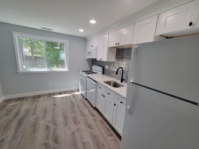 5 Lenox St 4, Lowell, MA 01852