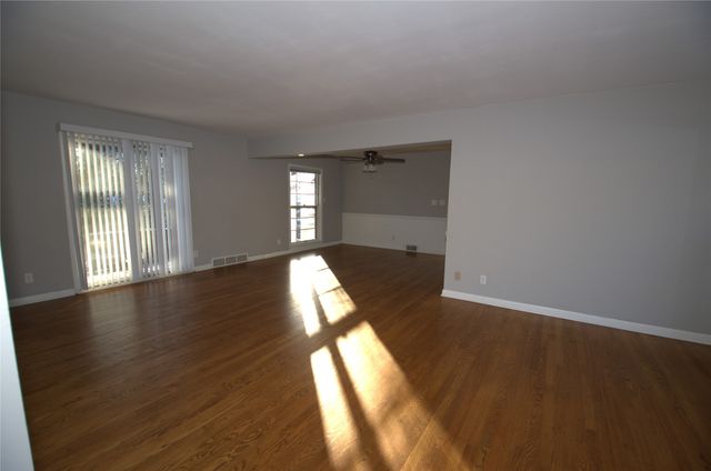 6704 Del Matro Avenue, Windsor Heights, IA 50324