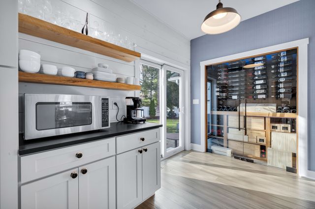 285 Old Whitfield Street, Guilford, CT 06437