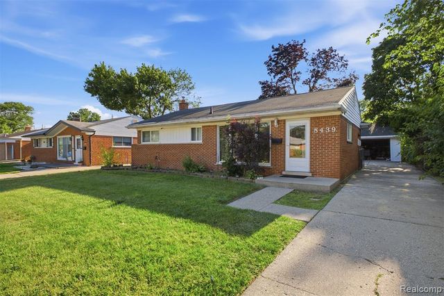 8439 Centralia Street, Dearborn Heights, MI 48127
