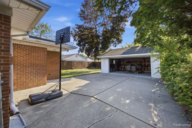 8439 Centralia Street, Dearborn Heights, MI 48127
