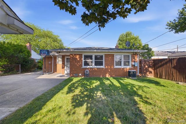 8439 Centralia Street, Dearborn Heights, MI 48127
