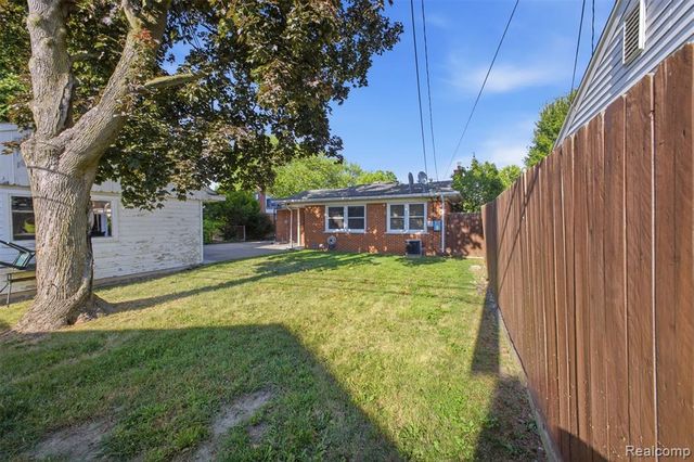 8439 Centralia Street, Dearborn Heights, MI 48127