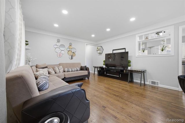 8439 Centralia Street, Dearborn Heights, MI 48127