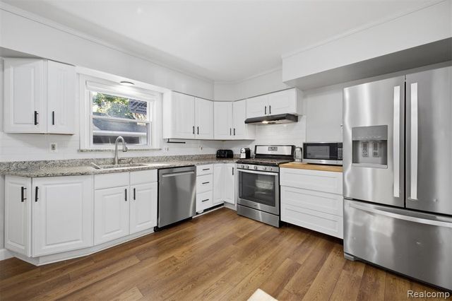 8439 Centralia Street, Dearborn Heights, MI 48127