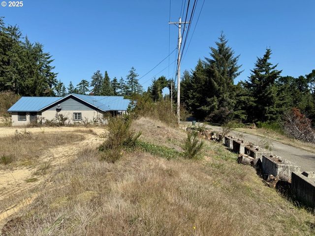 68760 Hauser Rd, North Bend, OR 97459