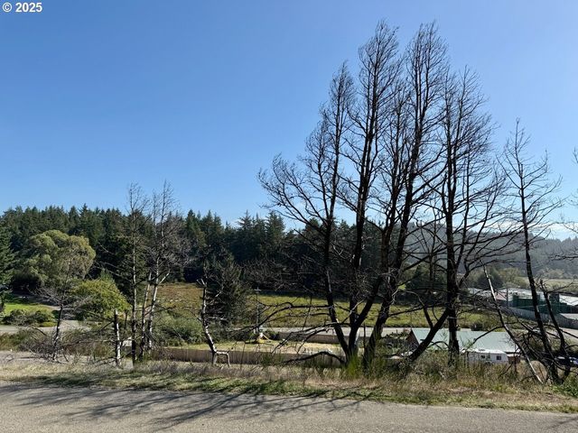 68760 Hauser Rd, North Bend, OR 97459