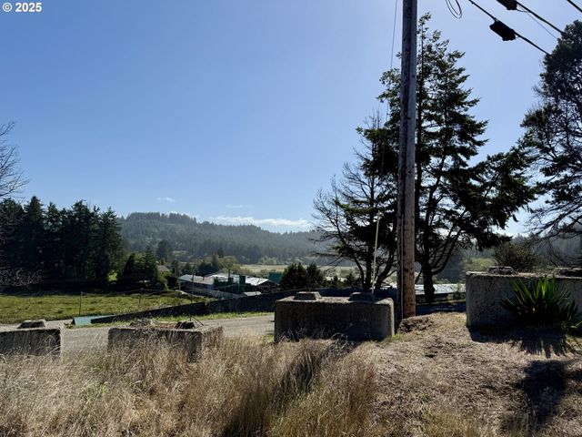 68760 Hauser Rd, North Bend, OR 97459