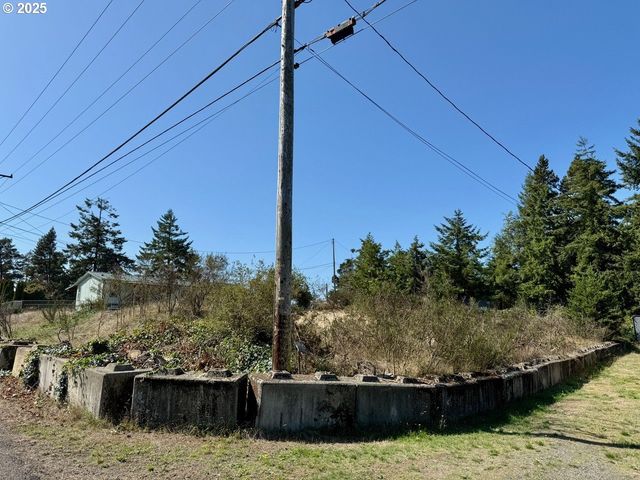 68760 Hauser Rd, North Bend, OR 97459