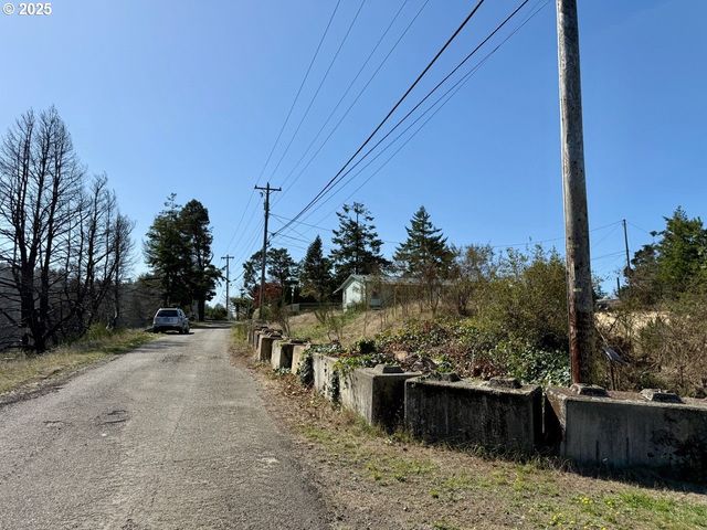 68760 Hauser Rd, North Bend, OR 97459