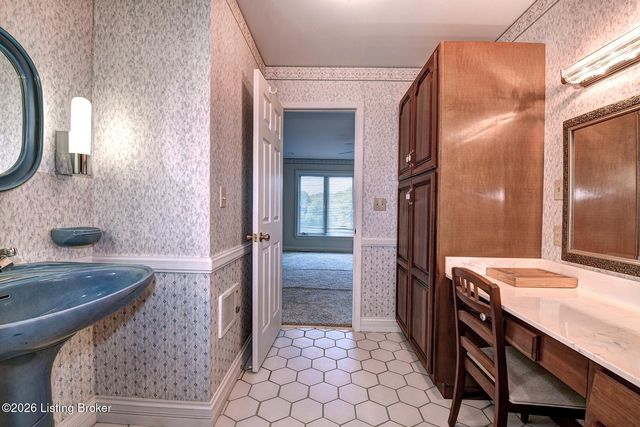 1007 Johnson Rd, Louisville, KY 40245