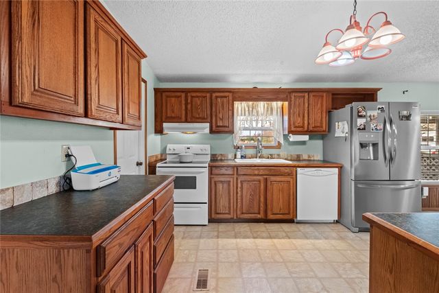 1991 Colcord Avenue, Colcord, OK 74338