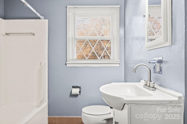 844 Squirrel Hill Road, Charlotte, NC 28213