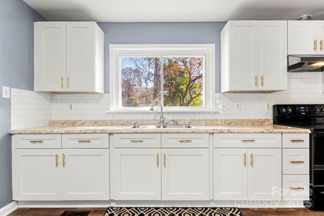 844 Squirrel Hill Road, Charlotte, NC 28213