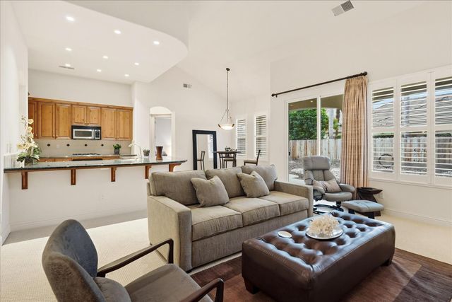 54 W Everglade Avenue, Clovis, CA 93619