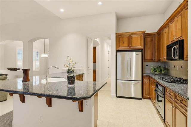 54 W Everglade Avenue, Clovis, CA 93619