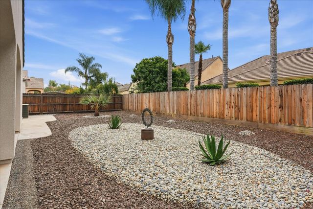 54 W Everglade Avenue, Clovis, CA 93619