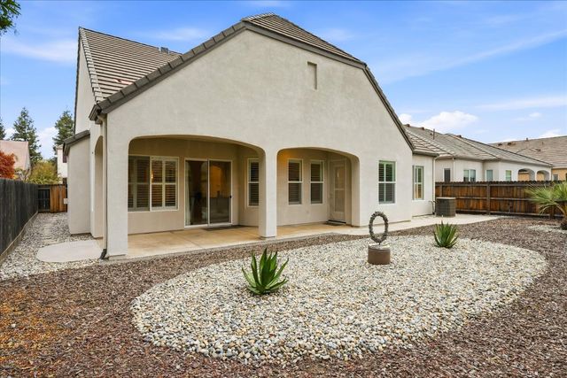 54 W Everglade Avenue, Clovis, CA 93619