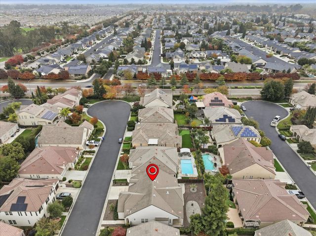 54 W Everglade Avenue, Clovis, CA 93619