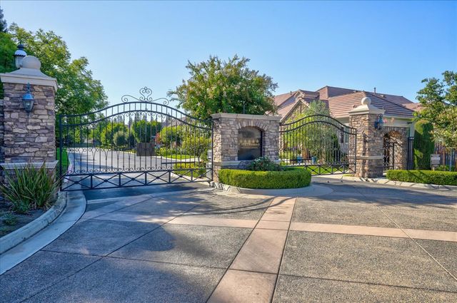 54 W Everglade Avenue, Clovis, CA 93619