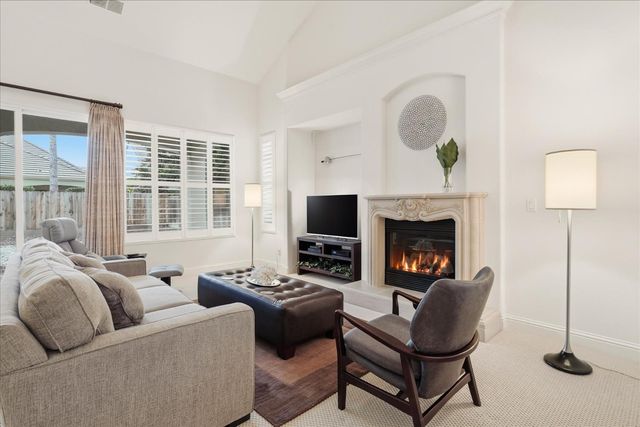 54 W Everglade Avenue, Clovis, CA 93619