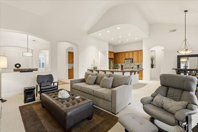 54 W Everglade Avenue, Clovis, CA 93619