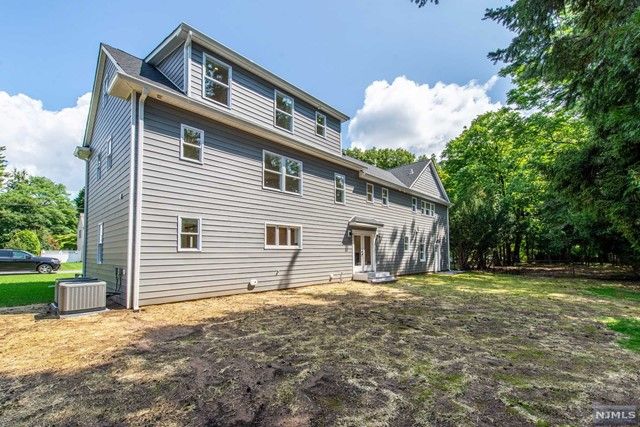 6 Lakeview Terrace, Woodcliff Lake, NJ 07677