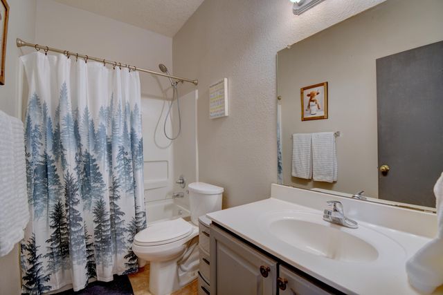 8427 Llano Vista Avenue SW, Albuquerque, NM 87121