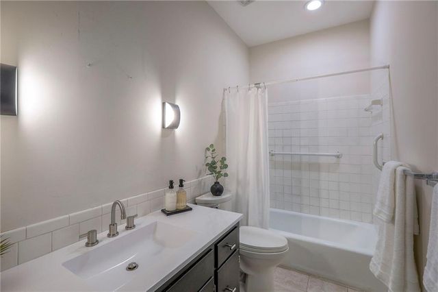 468 W 104th Street A, Kansas City, MO 64114
