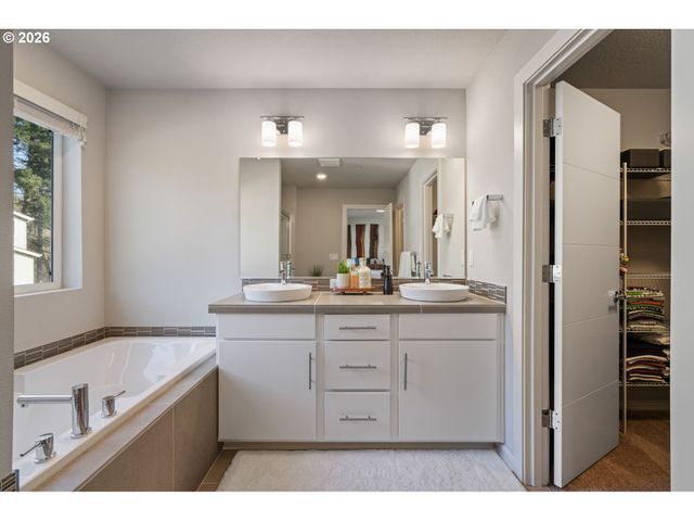 16712 Se FOX GLEN Ct, Happy Valley, OR 97015