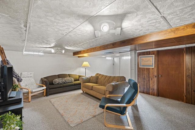 21525 Belgren ROAD, Waukesha, WI 53186