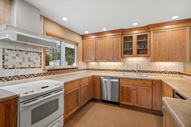 21525 Belgren ROAD, Waukesha, WI 53186