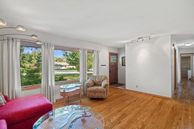 21525 Belgren ROAD, Waukesha, WI 53186