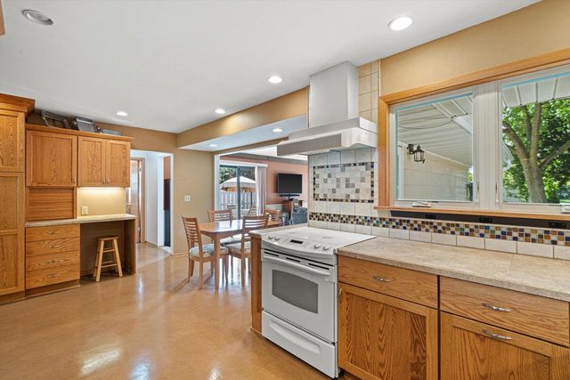 21525 Belgren ROAD, Waukesha, WI 53186