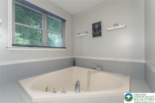 6 View Drive, Walnutport Boro, PA 18088